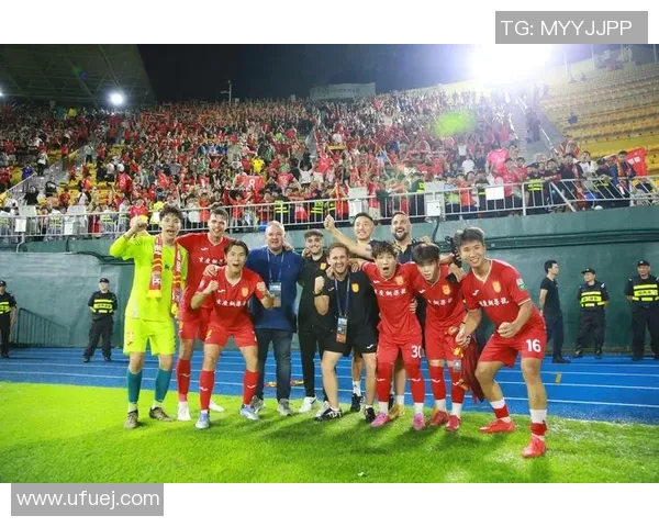 足球明星在赛场上的精彩瞬间与动人风采尽显运动魅力与激情